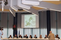 Poliittinen keskustelu Euroopan komissiossa tavoite 2 -rahoituksen jatkumisesta.